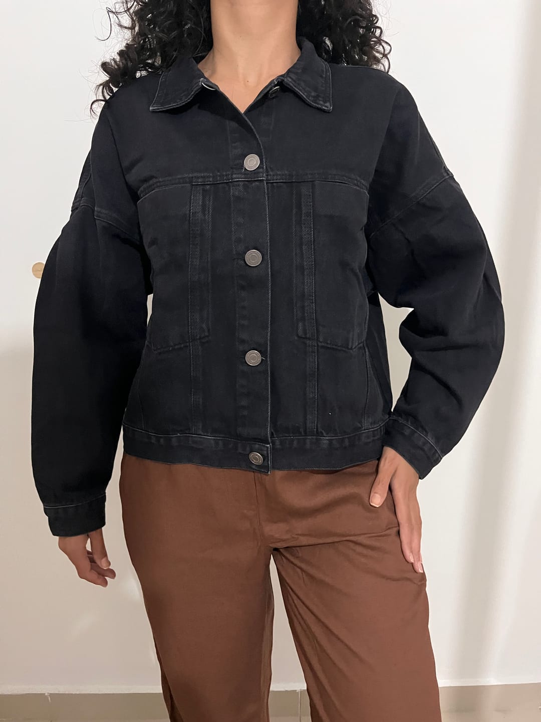 Customer photo review of Jaqueta Jeans Oversized Andiroba Preta