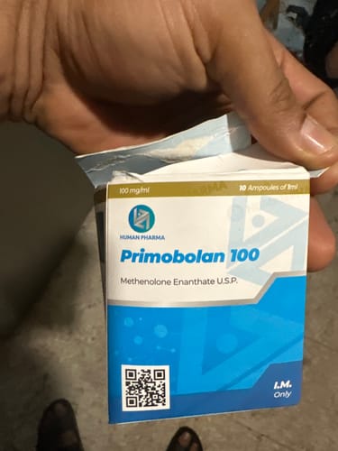 Cliente mostrando la caja de Human Pharma Primobolan 100 en su mano.