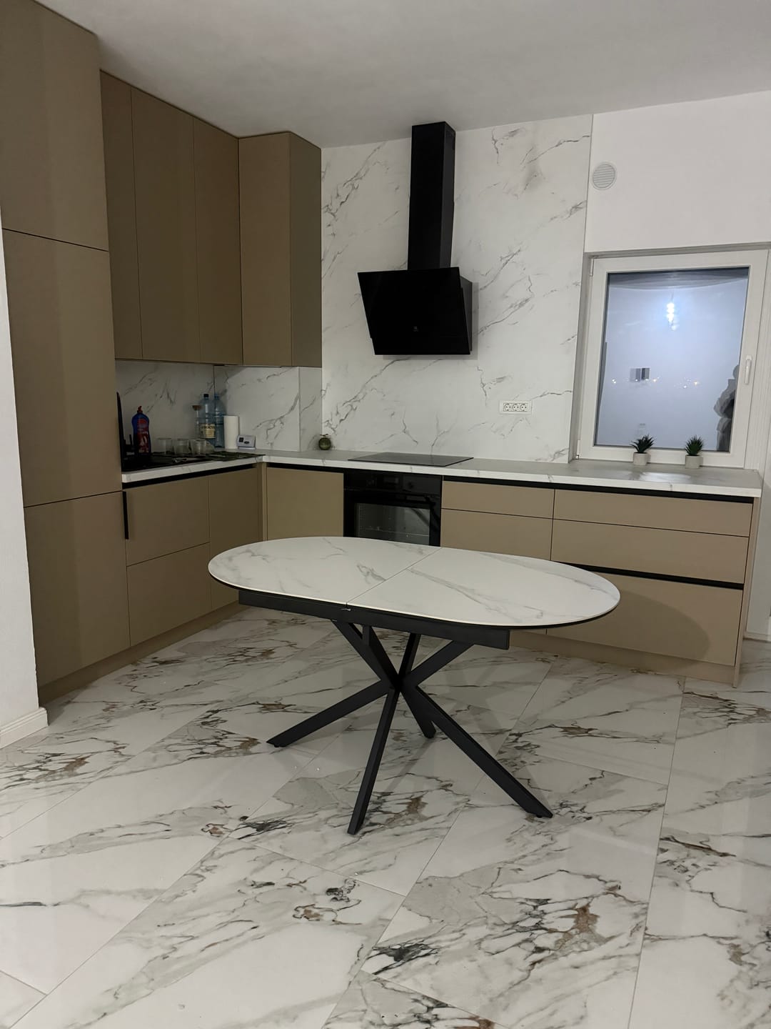 Customer photo review of Masa extensibila GASTON, alb mat cu efect de marmura, ceramica/metal, 140/180x80x76 cm