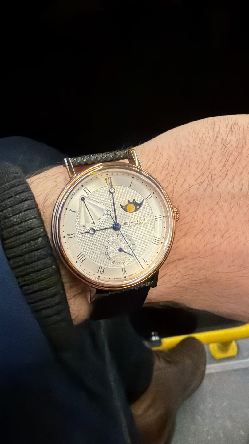 Customer photo review of Moon Phase | Business | Complete Calendar | Energy Indicator | 41mm