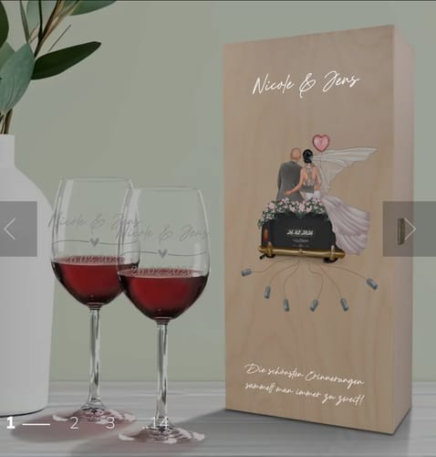 Kunde zeigt das Set aus zwei gravierten Leonardo-Weingläsern und der personalisierten Geschenkbox aus Holz mit Hochzeitsmotiv.