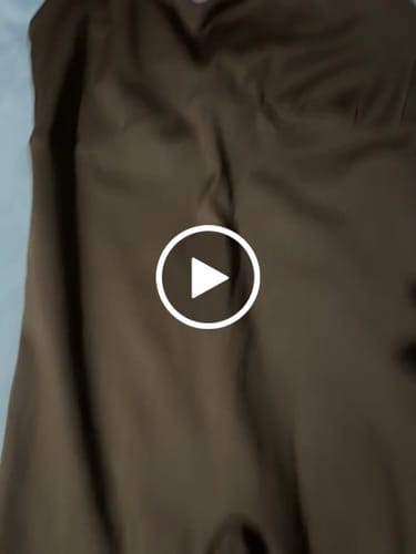 Customer video review of Macacão Fitness Decote Costas Marrom Coffee