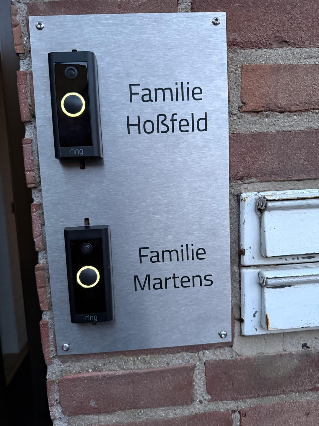 Customer photo review of V2A Edelstahl Türklingel Dekorschild für Ring Video Doorbell Plus & Pro - Zweifamilienhaus 200x360mm