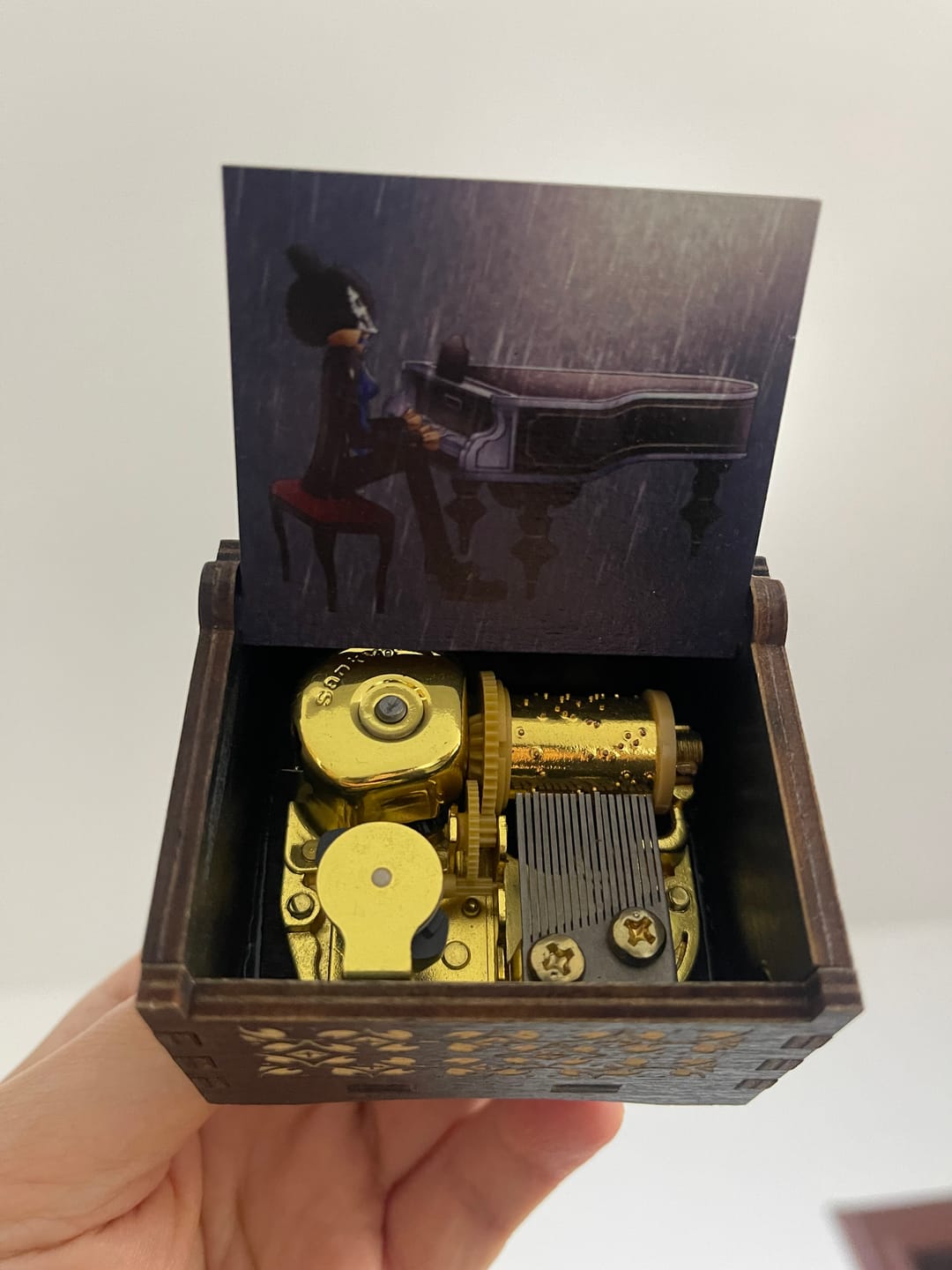 Customer photo review of Binks'Sake Vintage Wooden Music Box