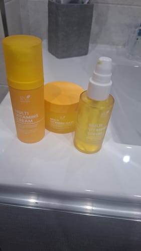 Recensione di un cliente: il Multi Vitamin Set completo di siero, crema e maschera, sul lavandino del bagno.