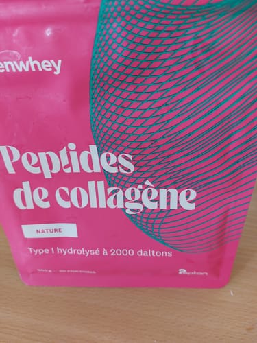 Gros plan sur le sachet rose de Peptides de Collagène d'un client, saveur Nature.