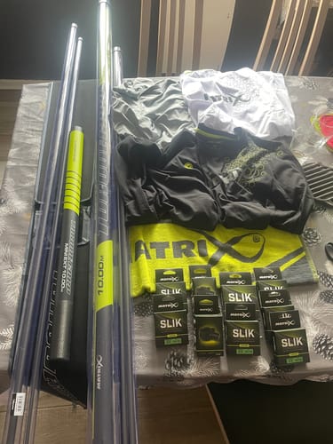 Klant toont de Torque Carp Power Cupping Kit uitgestald op een tafel met andere Matrix visspullen zoals shirts en klein materiaal.