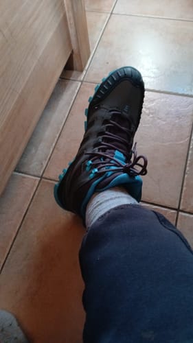 Klant draagt een stevige DF ULTRA ALL TERRAIN BOOT met blauwe accenten.