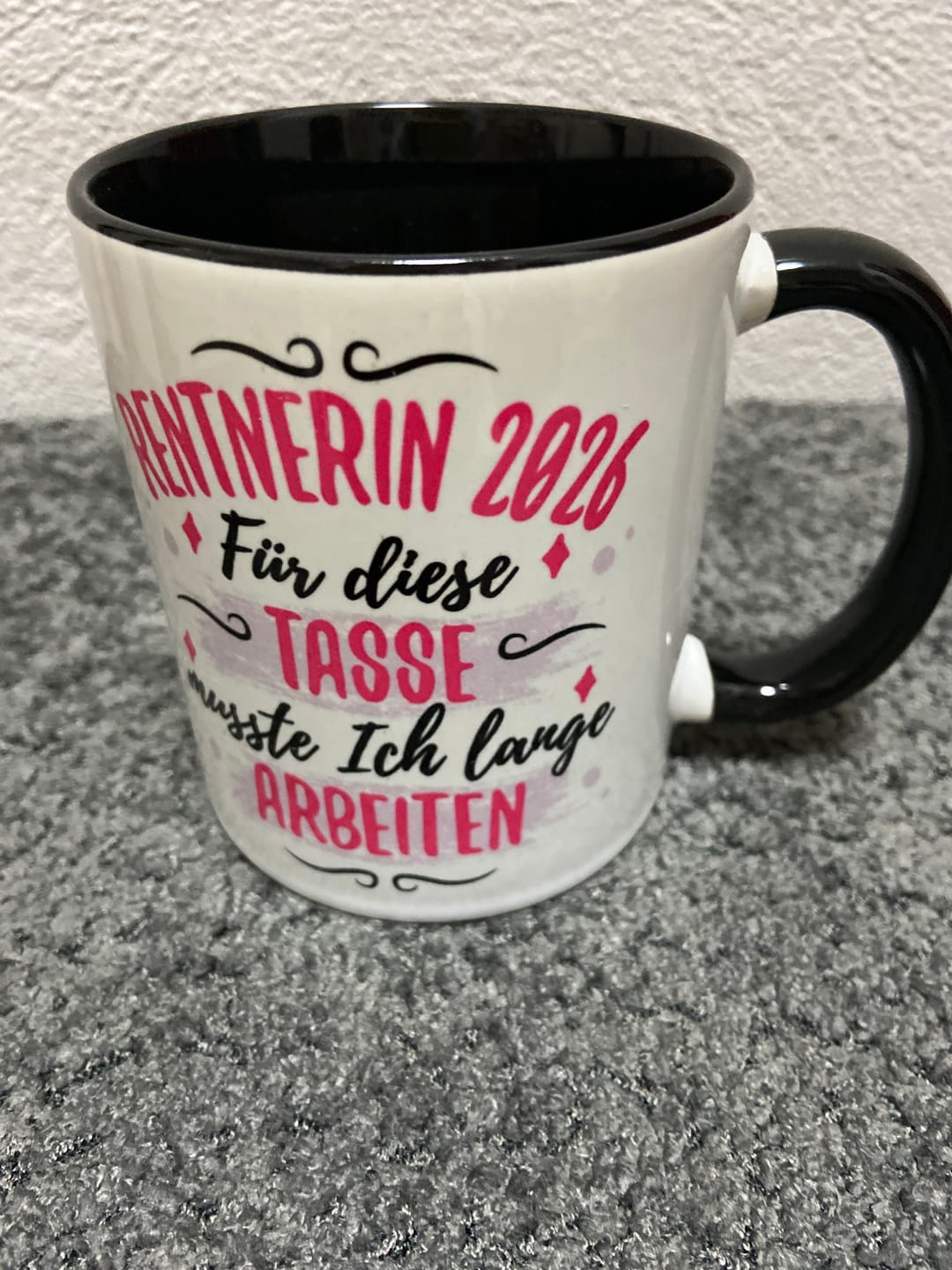 Customer photo review of Tasse Rentnerin 2025 lustig - Geschenk zur Rente Frau Kollegin Abschiedsgeschenk - Renteneintritt Rentenbeginn Abschied Pensionierung Ruhestand Geschenke für Frauen Kaffee-Becher