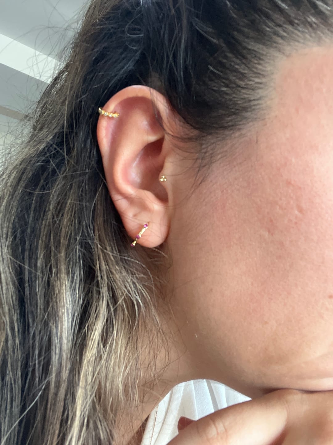 Customer photo review of Gusto 3 Top Minimal Altın Tragus Piercing