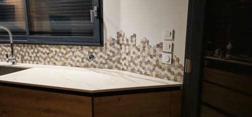 Customer photo review of Crédence Adhésive Mosaique Hexagonale Beige Pour Cuisine