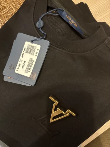 Recensione con foto di un cliente su Felpa girocollo LV con logo in oro