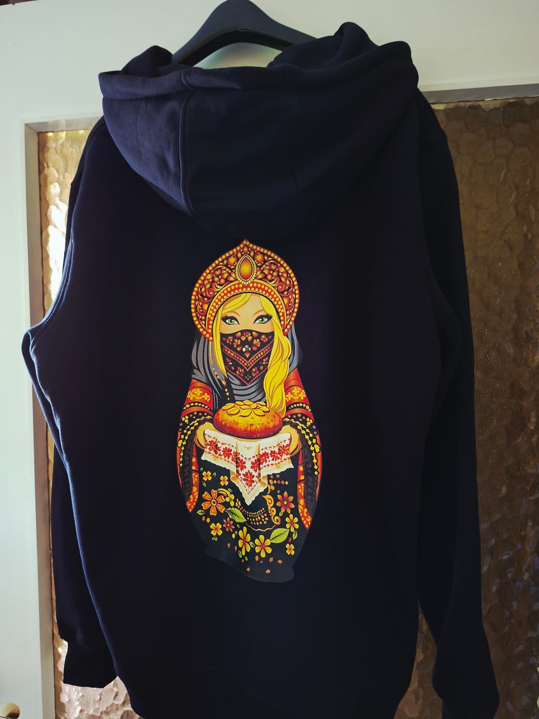 Customer photo review of SLAVIC GIRL BLOND - Herren Zip Hoodie mit Reißverschluss schwarz by SAEBIS®