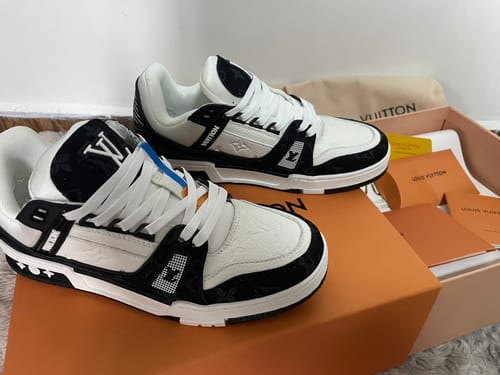 Customer photo review of Tenis LV Trainer Blanco Negro Importado