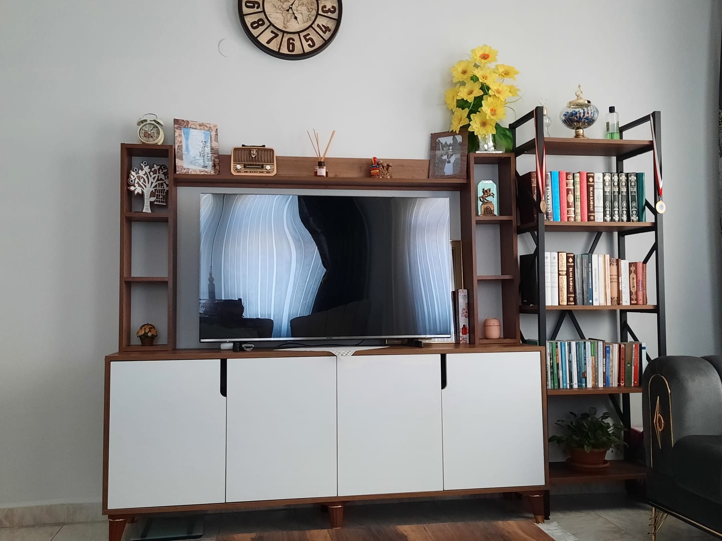 Customer photo review of Rani E3 Duvar Rafı 3 Bölmeli Minyatür Ceviz