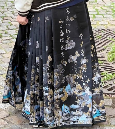 Customer photo review of Jiang Shang Yin 江上吟 Song on the River Ming Dynasty Calligraphy & Mountains Mamian Skirt