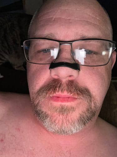 Reviewer wearing the black TERVENCE® breathing device