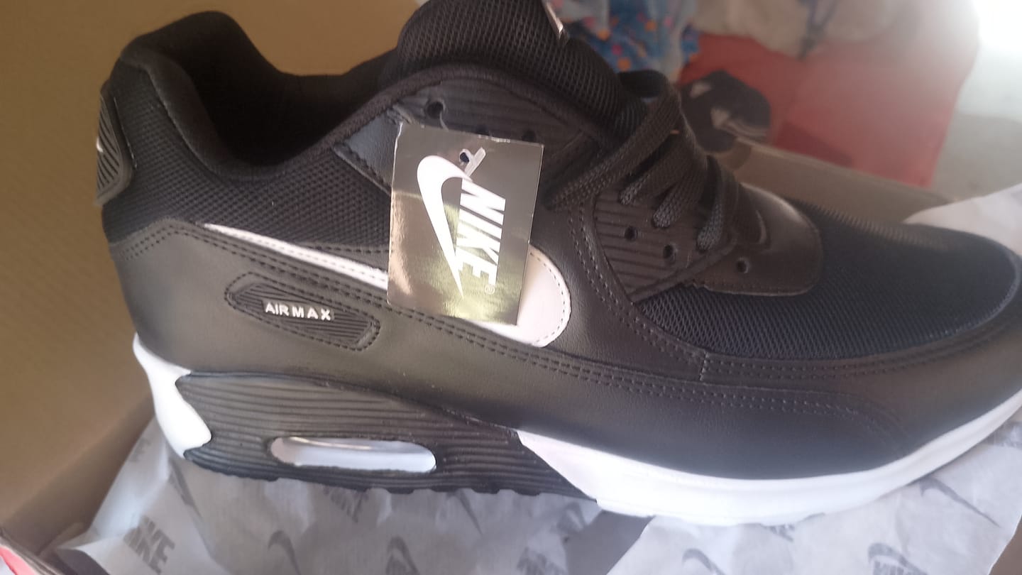 Customer photo review of Tenis Max 90 Negro Blanco