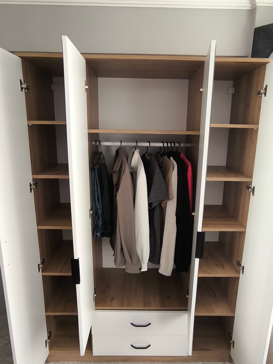 Customer photo review of Rani BA131 Geniş Gardırop Elbise Dolabı Aynalı Kapaklı 2 Çekmeceli 13 Raflı 1 Askılı Sepet Ceviz - Beyaz