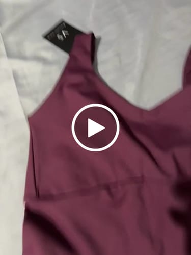 Customer video review of Macacão Decote Costas