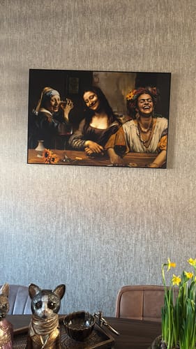 Klant toont het 'Night Out' schilderij van Reinders hangend aan een getextureerde muur boven een eettafel.