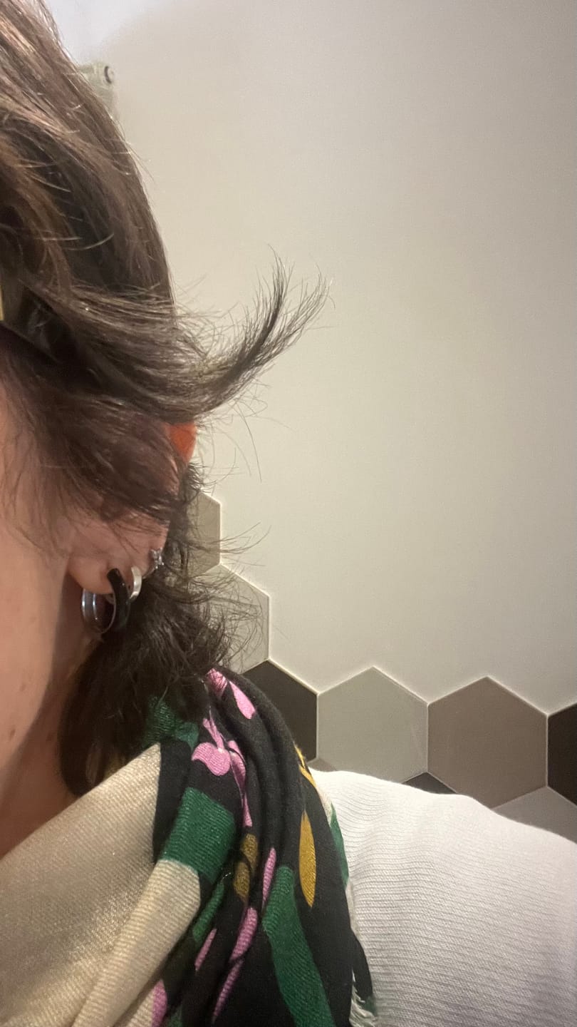 Customer photo review of Orecchino HOOP NEUTRAL - Dual Black