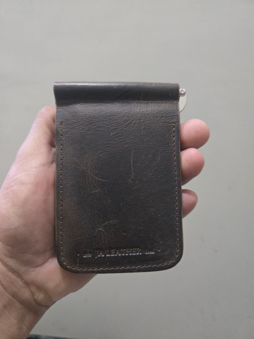 Customer photo review of Billetera de clip César – Piel café bravo con ringle bordado café chocolate