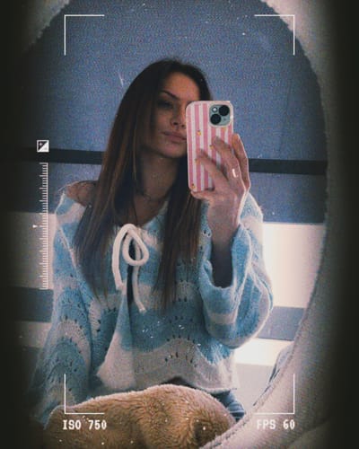 Rezensentin trägt den gemütlichen, blau-weiß gestreiften Cozy Wave Cardigan.