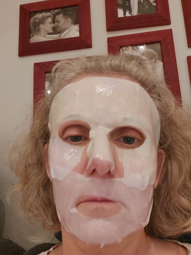 Kundin, die eine Kollagen-Boosting-Maske trägt, die im Gesicht verrutscht und schlecht sitzt.