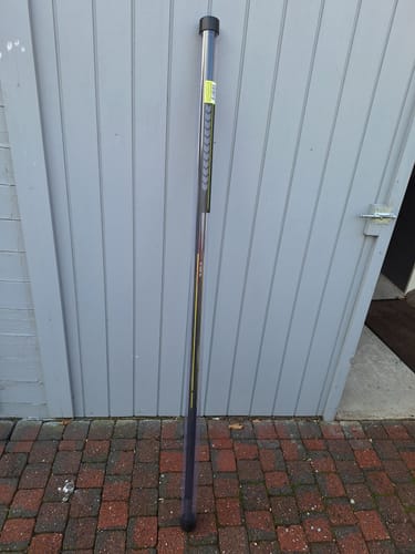 Recensent toont de AQUOS ULTRA 3m Schepnetsteel in de beschermende plastic koker.