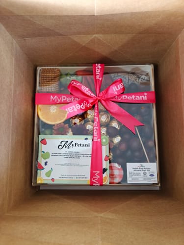 Customer photo review of TRX Tun Razak Exchange Extra Gold Fruit Grazing Platter (15 pc Ferrero)