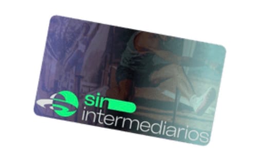 Un cliente muestra la tarjeta de su Membresía Anual, que tiene el logo "sin intermediarios" sobre un fondo morado.