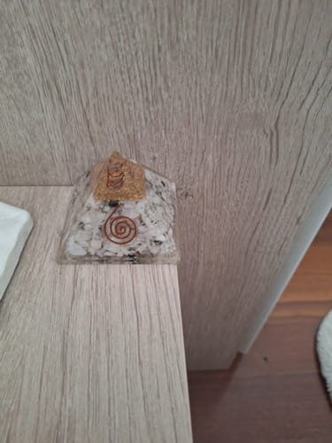Customer photo review of Pirámide Orgonita de Piedra Luna con Espiral 7x7cm || Protección Energética - Equilibrio Femenino