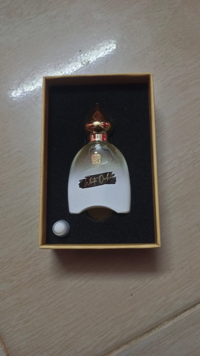 Customer photo review of White Oudh Luxury Attar Perfume