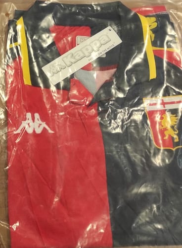 Il recensore mostra la maglia del Genoa 2024/25 nuova, ancora nella sua confezione trasparente.
