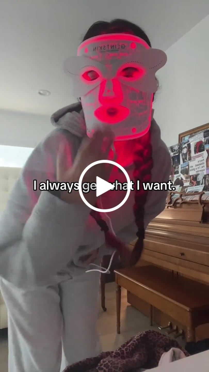 Customer video review of LED Light Therapy Face Mask –Classic Series