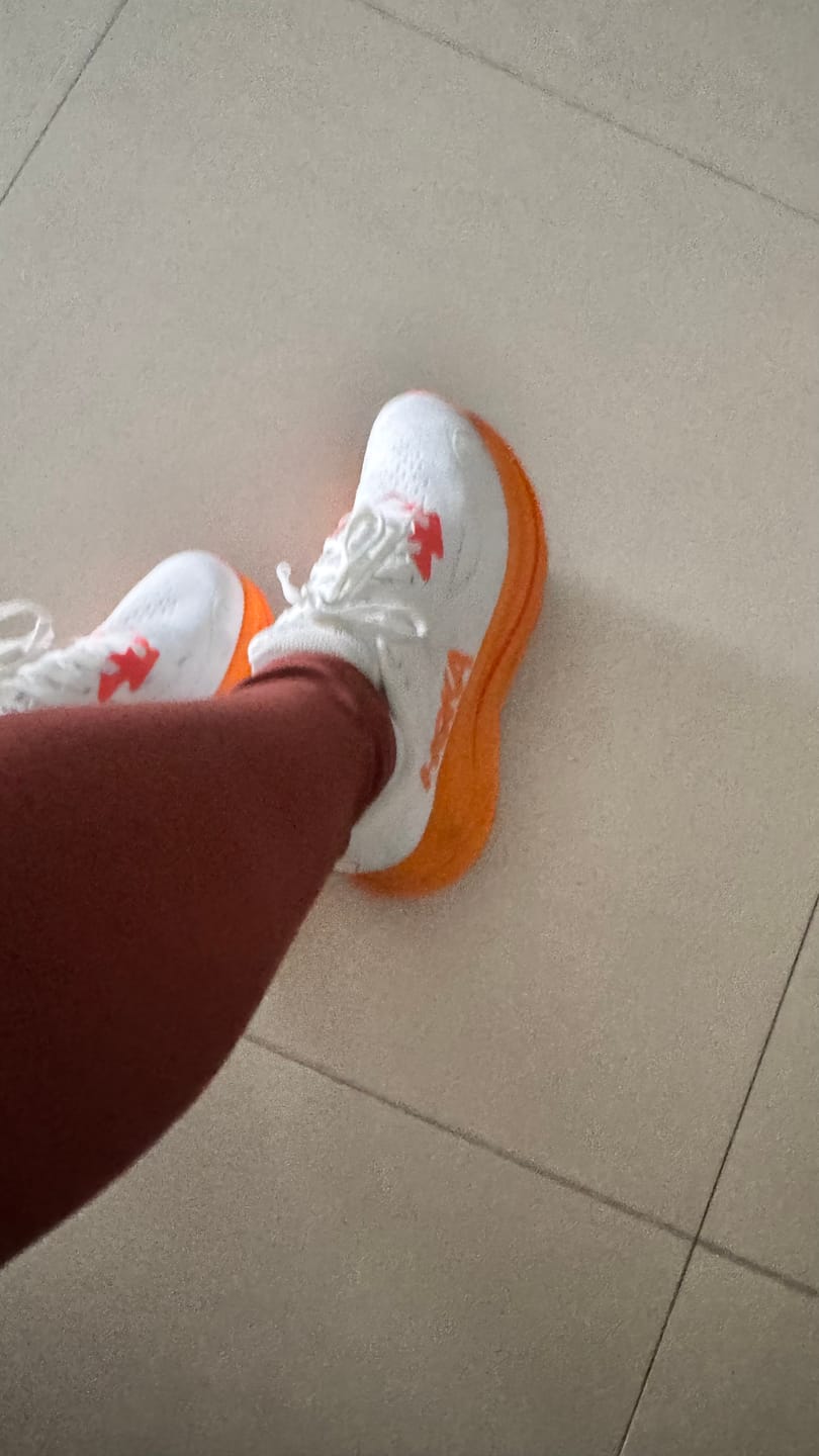 Customer photo review of Hoka Clifton 10 Mujer Frost Orange Zest