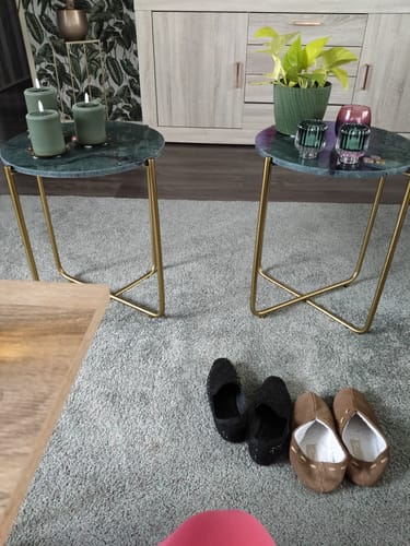 Recensent toont twee groene Chique bijzettafels met gouden poten in een woonkamer.