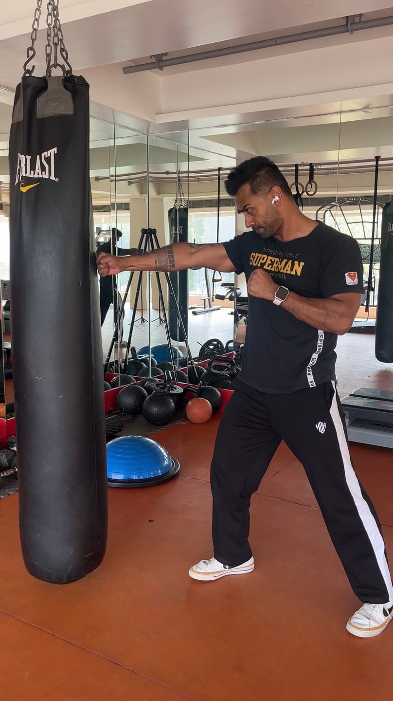Customer photo review of PowerX Men Mid-Rise Track Pants  (Black)