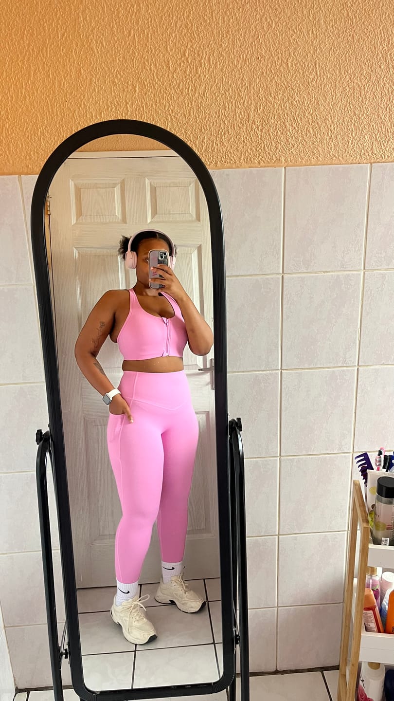 Customer photo review of Pink Zip-Front Sports Bra & Butt-Lifting Leggings Set