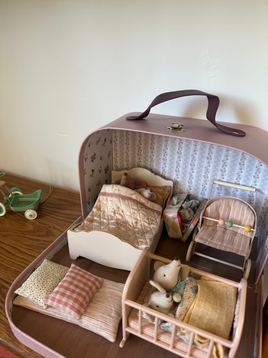Customer photo review of Portable Dollhouse Carry Case
