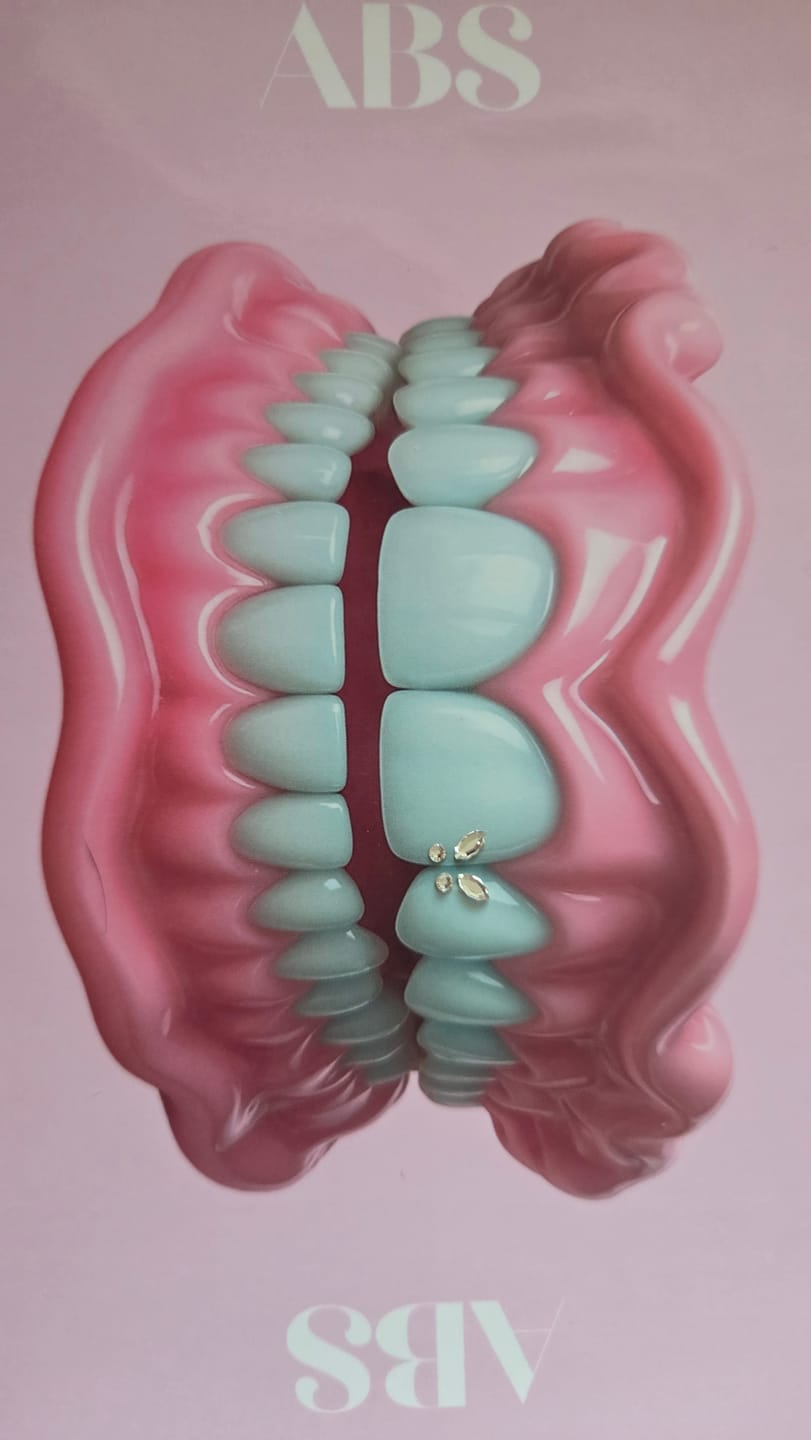Customer photo review of Pack de 8 diseños de mariposa de gemas dentales Navette SWAROVSKI® - Crystal/Crystal AB