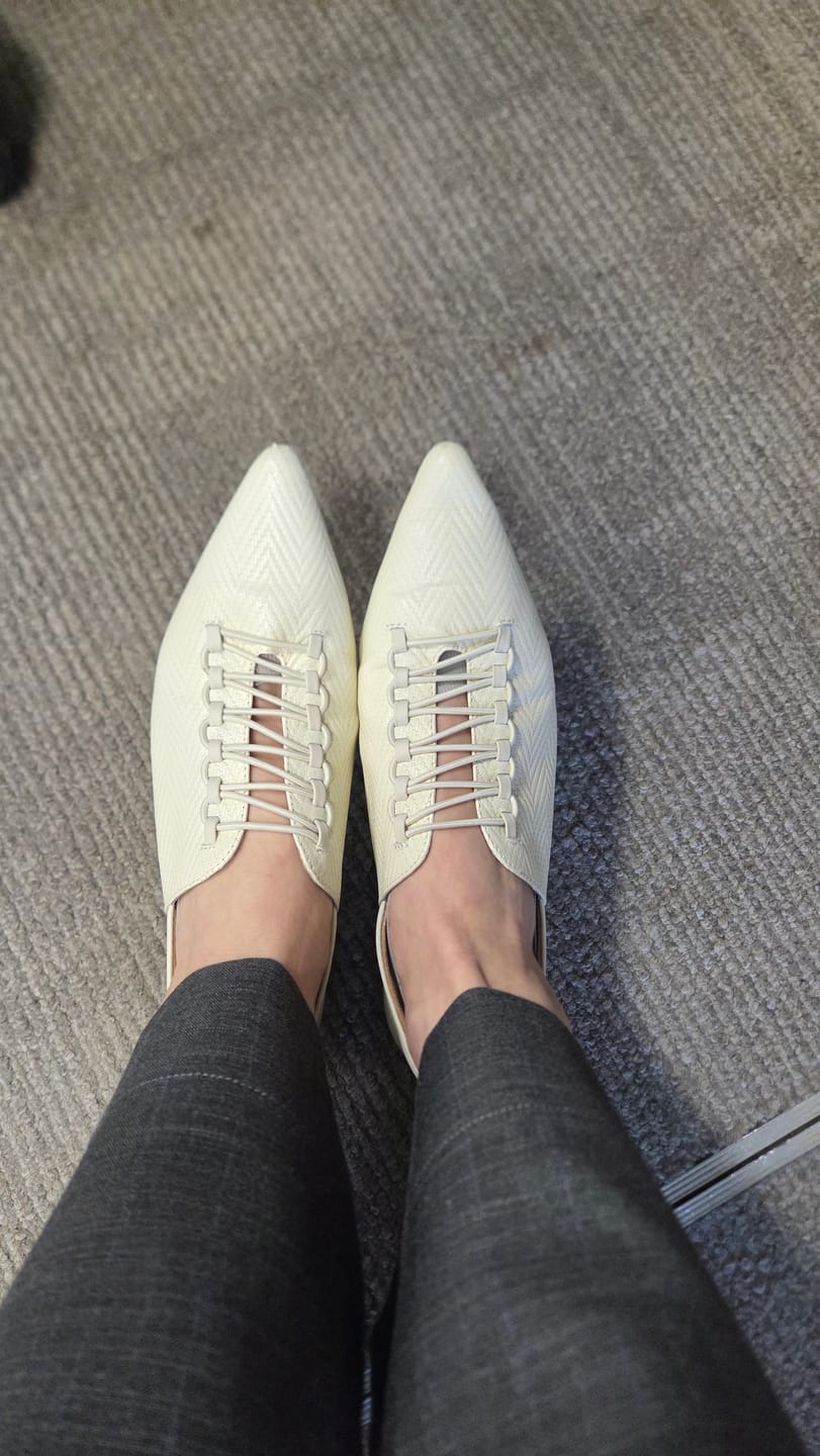 Customer photo review of Eleanor．Pointed Zip-Zap String Flats