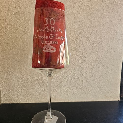 Kundenfoto eines Weinglases mit einer schönen Gravur zum 30. Jubiläum.
