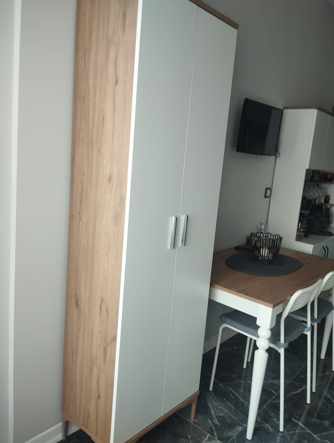 Customer photo review of Rani JE102 Çok Amaçlı Dolap 2 Kapaklı 7 Raflı Banyo Kiler Mutfak Dolabı Sepet Ceviz - Beyaz