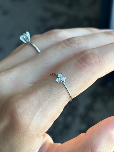 Customer photo review of Anillo Trebol Tres Zirconias Ajustable