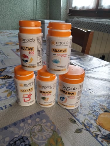 Cliente mostra la confezione di Serenoa Repens con altri integratori agolab.