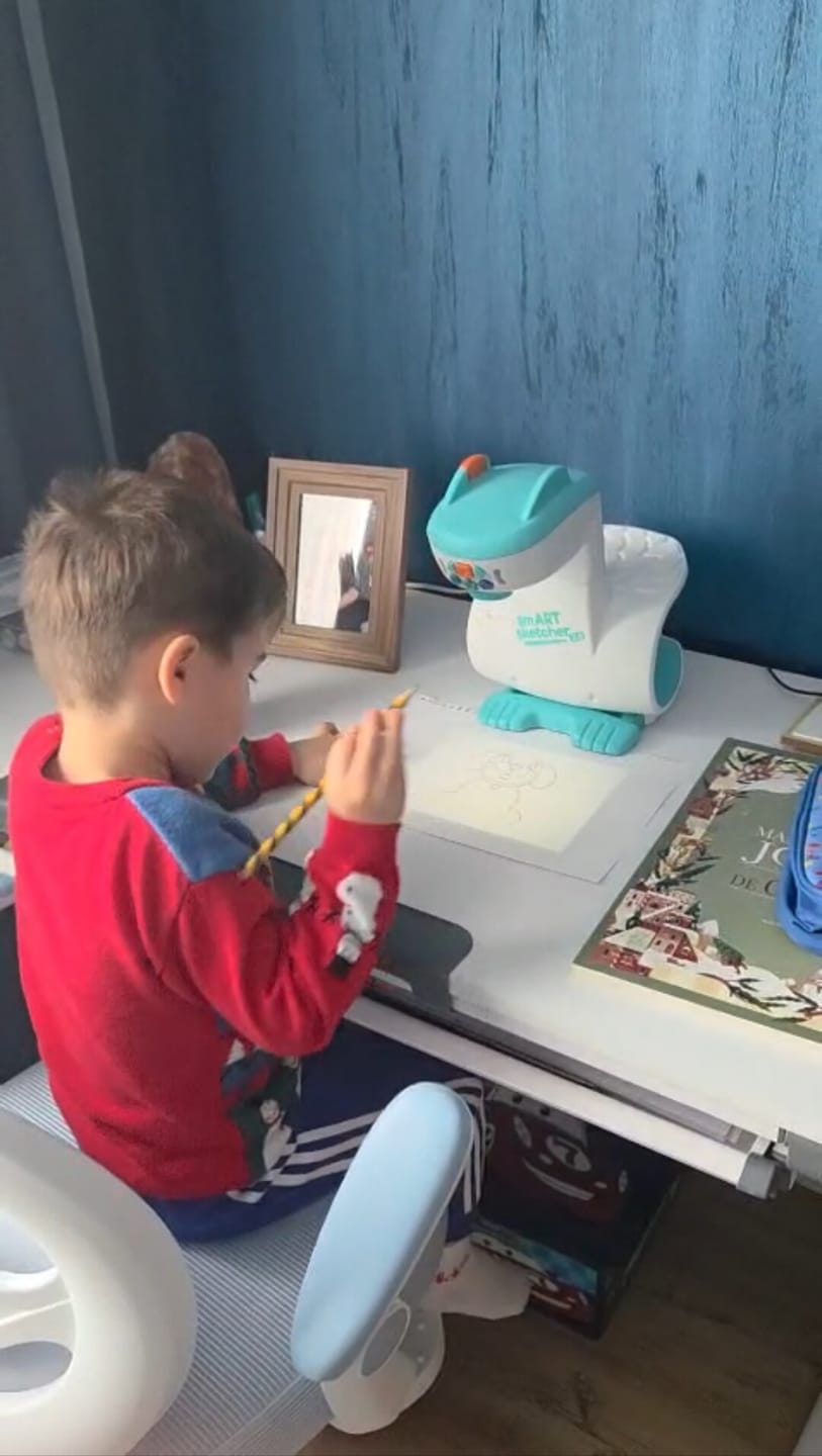 Customer photo review of Scaun Reglabil pentru Copii, Model Ergonomic cu Spatar Confortabil, Albastru