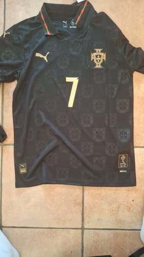 Customer photo review of Cristiano Ronaldo Mystery Box - Mystère Maillot Soccer Shirt