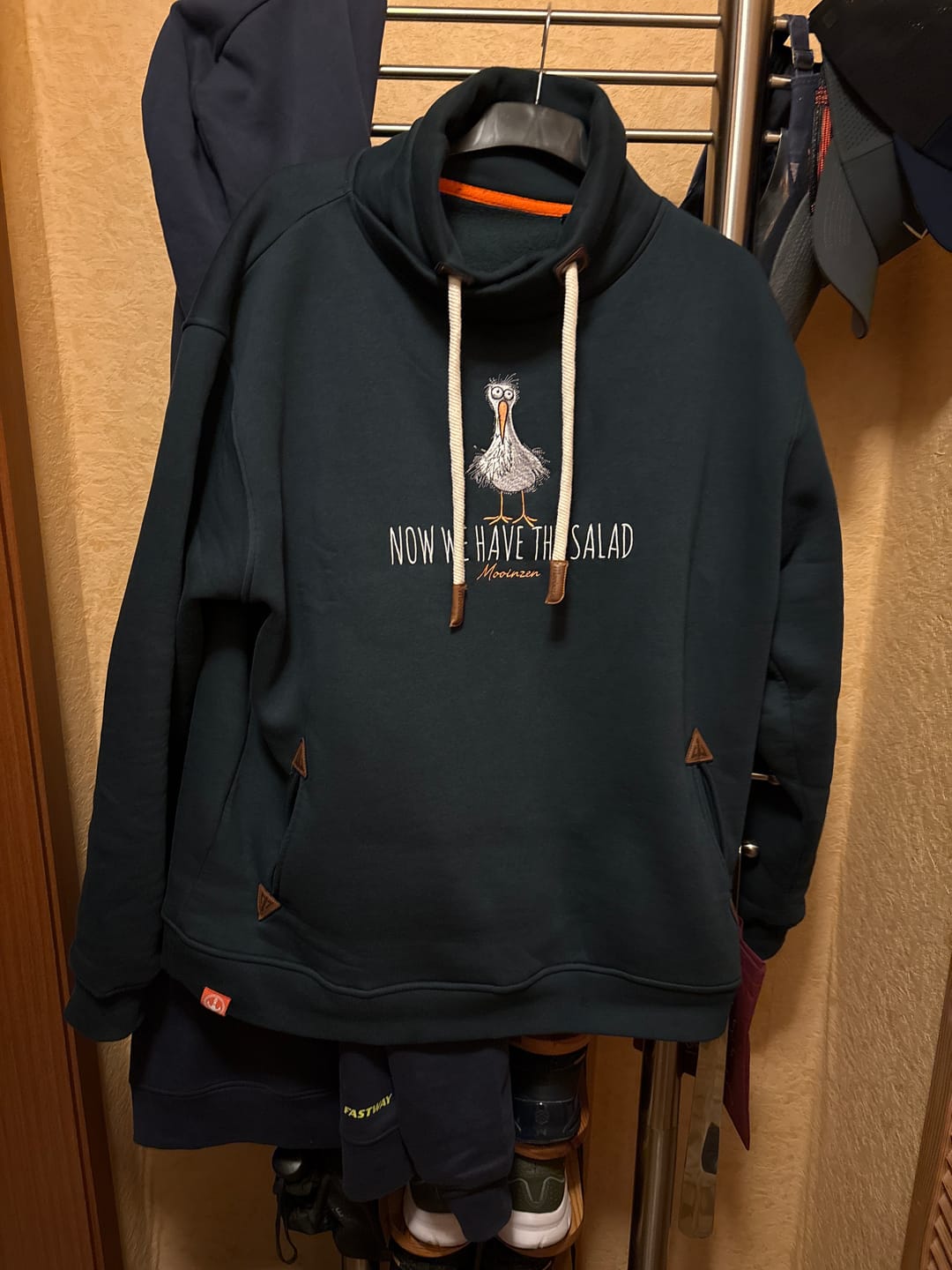 Customer photo review of Now we have the Salad · Unisex Bio Schalkragen Sweatshirt (ohne Kapuze)